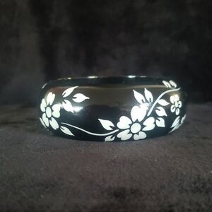 Black and White Floral Chunky Acrylic Bracelet